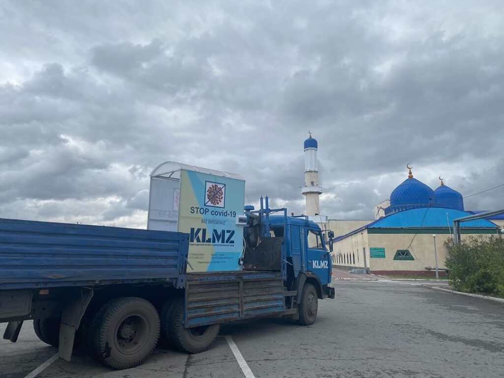Сегодня в Карагандинской городской мечети #1 им. Аль-Машани был установлен дезинфекционный тоннель для предотвращения распространения вирусных инфекций среди нашей уммы.
